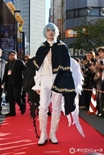 キスマイ・宮田俊哉＆えなこ、コスプレ姿でランウェイに　サプライズにファン歓声