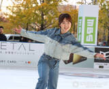 「本田望結、大阪駅前で12年連続初滑り　オールデニムファッションで魅了」の画像1