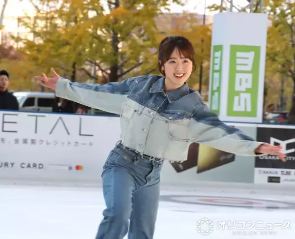 本田望結、大阪駅前で12年連続初滑り　オールデニムファッションで魅了