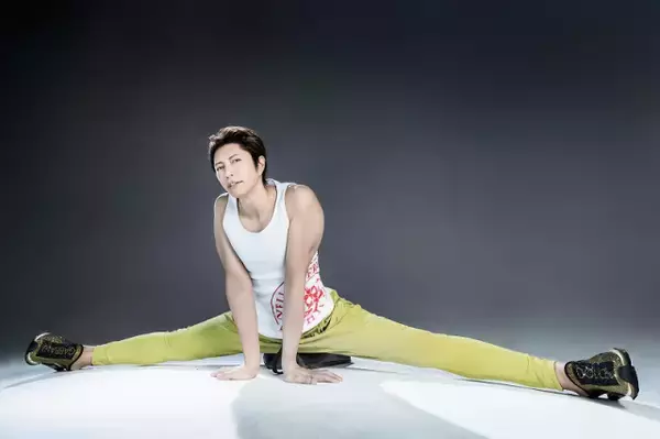 GACKT、大開脚のしなやかボディ新ショット公開　ストレッチ専用クッション開発