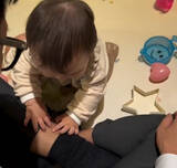 「「あれ？あれ？」生後10ヶ月赤ちゃん“髪の毛以外の毛を認識”　パパのすね毛にかわいすぎる反応「これは、大物の予感」」の画像1