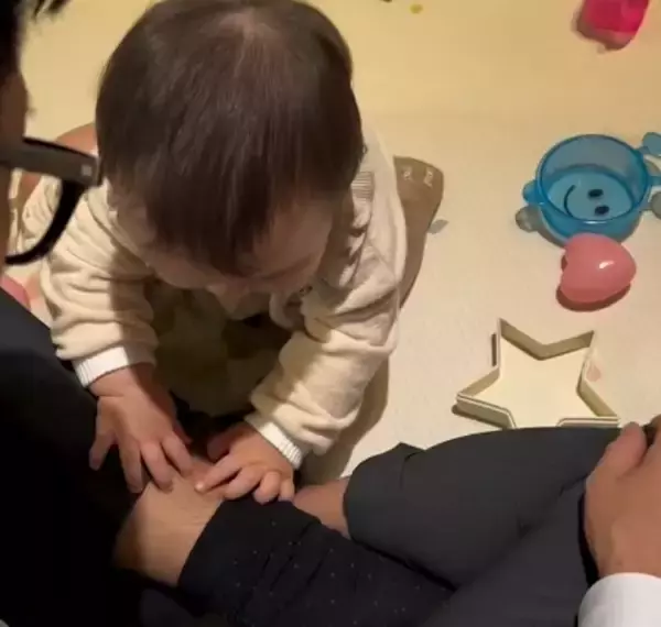 「あれ？あれ？」生後10ヶ月赤ちゃん“髪の毛以外の毛を認識”　パパのすね毛にかわいすぎる反応「これは、大物の予感」