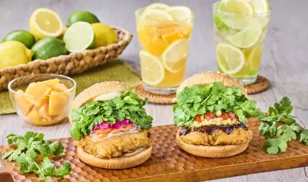フレッシュネスバーガー、約1万人の“パクチニスト”が選んだ「パクチーチキンバーガー」がついに商品化　カオマンガイが新登場＆バインミーが復活