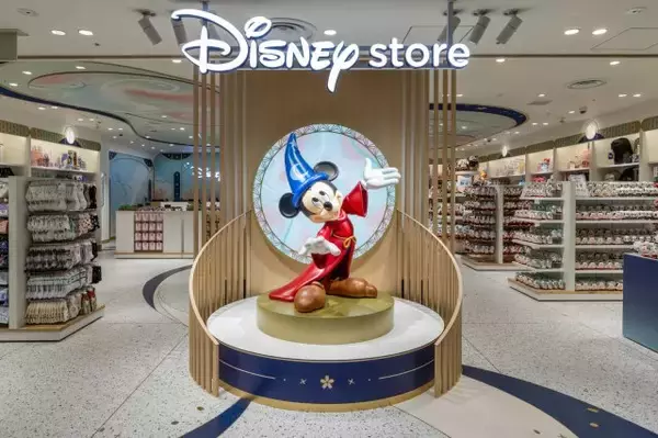 「ディズニーストア」新店舗、京都にオープン　“和”空間＆「牛若丸」「弁慶」扮した限定グッズも