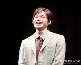 「“令和のアラン・ドロン”上田竜也、鶴見辰吾から“スタイリッシュでセクシー”と絶賛　「色気は封印していたつもり」と照れ笑い」の画像1