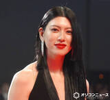 「三吉彩花、胸元ざっくりドレスで登場　背中のタトゥーも見せる　『キングダム』カ燐は「光栄」」の画像1