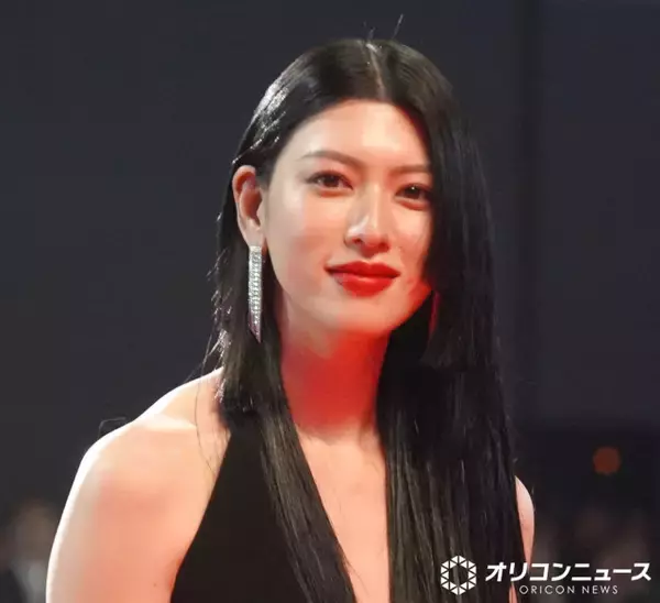 三吉彩花、胸元ざっくりドレスで登場　背中のタトゥーも見せる　『キングダム』カ燐は「光栄」