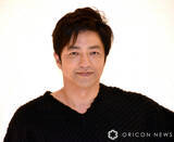 「58歳・大沢たかお、ムキムキの二の腕あらわなオフショットに反響「腕の筋肉でブランコしたい」「上腕二頭筋と顔の幅が一緒!?」「ニコニコ笑顔すぎてかわいい」」の画像1