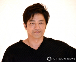 58歳・大沢たかお、ムキムキの二の腕あらわなオフショットに反響「腕の筋肉でブランコしたい」「上腕二頭筋と顔の幅が一緒!?」「ニコニコ笑顔すぎてかわいい」