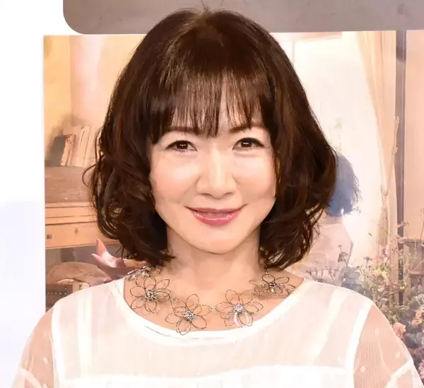 平松愛理、転倒で顎と後頭部を負傷　顎は20針近く縫う…スタッフが報告「まだまだ激痛なはず」