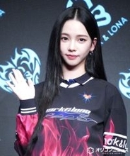 aespa・KARINA、愛らしいゴルフウェアスタイル披露　パターゴルフ挑戦「人生で初めて」