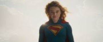 映画『スーパーガール』“等身大ヒーロー”の新場面写真解禁　クリプトとのツーショットも