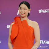 「【CAA】西野七瀬、肩見せオレンジドレスで華やかオーラ　会場から熱視線」の画像1