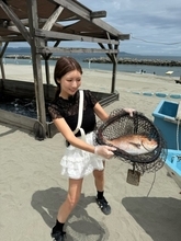 “軽トラ女子”三田悠貴、ミニスカ姿で「どっデカい鯛釣りました」