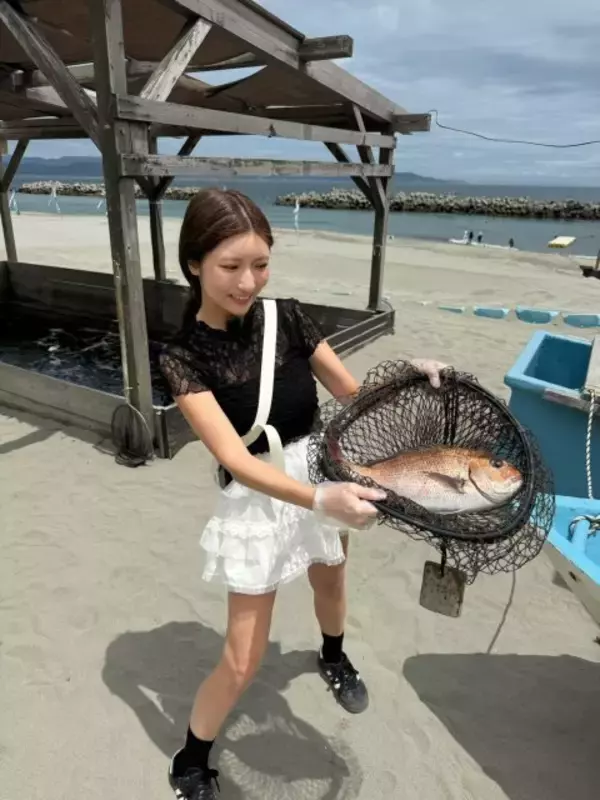 “軽トラ女子”三田悠貴、ミニスカ姿で「どっデカい鯛釣りました」