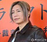 「GACKT、北村一輝へバースデーソングのサプライズ　渋谷のど真ん中で歌う」の画像1