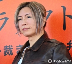 GACKT、北村一輝へバースデーソングのサプライズ　渋谷のど真ん中で歌う