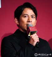 岡田准一、撮影現場で子どもたちの“乗り物”に　スタッフから「筋トレ中ですか？」