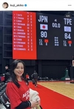 渡邊雄太選手の妻・久慈暁子、ユニフォーム姿の“密着”夫婦ショット公開「素敵なツーショット」「勝利の女神」