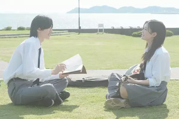 道枝駿佑＆生見愛瑠『君が最後に遺した歌』“10年の愛の軌跡”場面写真が一挙公開　制服姿のまぶしい青春ショット