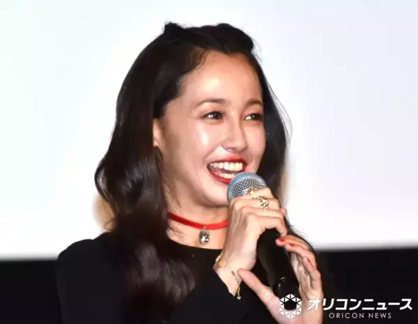 沢尻エリカ、ミニ丈のワンピ「赤と黒でデビルをイメージしてみました」　背中もあらわに