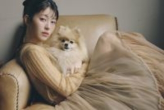 浜辺美波、セルフプロデュースのカレンダー発売 コンセプトは「わんこと巡る1年」