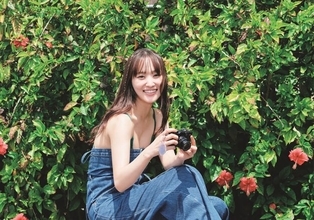 菅井友香が魅せる無防備な寝起きランジェリー姿＆黒ビキニスタイル、最新写真集『たびすがい』先行カット解禁