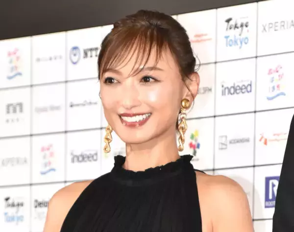 53歳・望月理恵、衝撃の“グラビア”「私のこんな撮影は珍しい」　オフショットに反響「反則過ぎる美しさ」「間違いなく袋とじだ～」