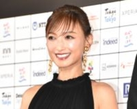 53歳・望月理恵、衝撃の“グラビア”「私のこんな撮影は珍しい」　オフショットに反響「反則過ぎる美しさ」「間違いなく袋とじだ～」