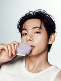 「BTS・V、白のタンクトップ姿で美肌＆背筋披露　韓国コスメ「TIRTIR」、“ひんやりクールダウン”の新商品発売」の画像1