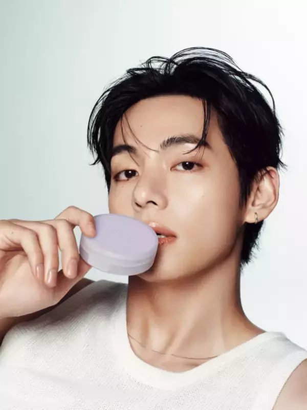 BTS・V、白のタンクトップ姿で美肌＆背筋披露　韓国コスメ「TIRTIR」、“ひんやりクールダウン”の新商品発売