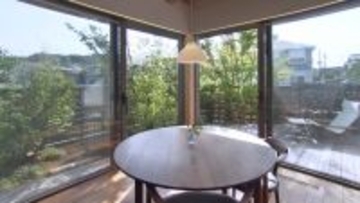 『渡辺篤史の建もの探訪』川辺で四季を楽しむ焼杉の家　家全体の環境を支える工夫も