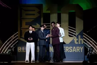 「何ヶ国語話せるの？」&TEAM、バスケ「B.LEAGUE」授賞式でプレゼンター　選手から驚きの声も