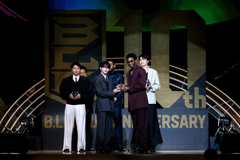 「何ヶ国語話せるの？」&TEAM、バスケ「B.LEAGUE」授賞式でプレゼンター　選手から驚きの声も