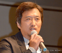 大鶴義丹、妻と自宅で“ホットプレートBBQ”夫婦時間のオフショット公開「うーん、最高ですね」　2012年に再婚を発表