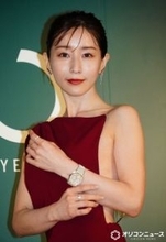 田中みな実、脇＆背中あらわな真っ赤なロングドレス　エレガントな手元に522万の『オーデマ ピゲ』輝く