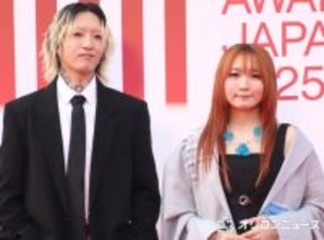 YOASOBI「風くんとばったり」　藤井風と“おそろいポーズ”の3ショットにファン歓喜「なんてすてきなショット」「日本を代表する2つのアーティストが1つの画面に」