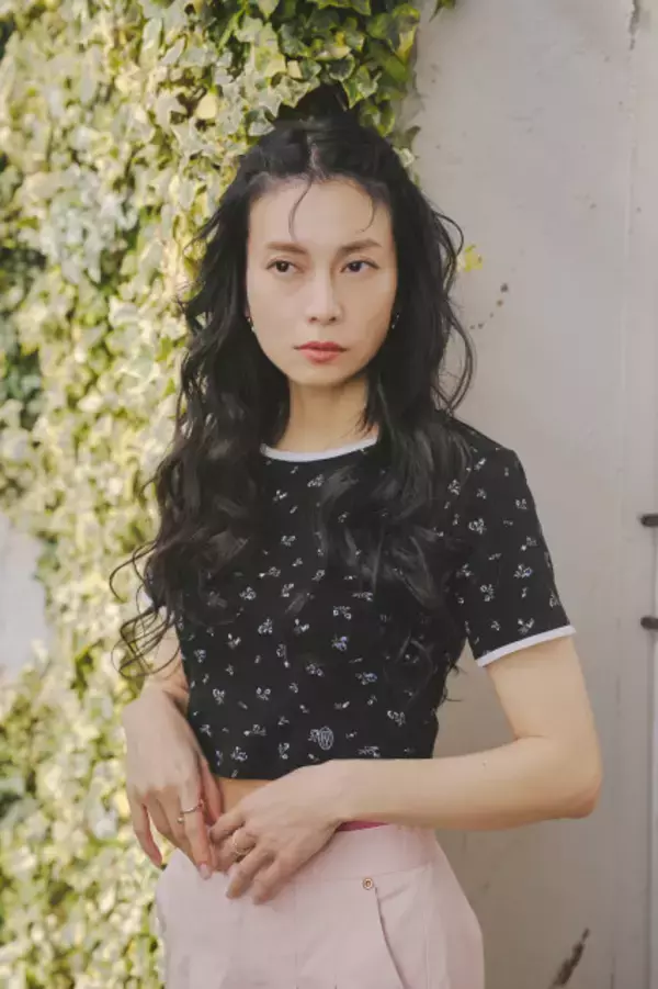 柴咲コウ、美へそチラリ　ファッションブランド新作を華麗にまとう