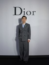 吉沢亮、「僕の好みです」“ディオール”着こなし登場　心満たされる時間は「結局お芝居しているとき」