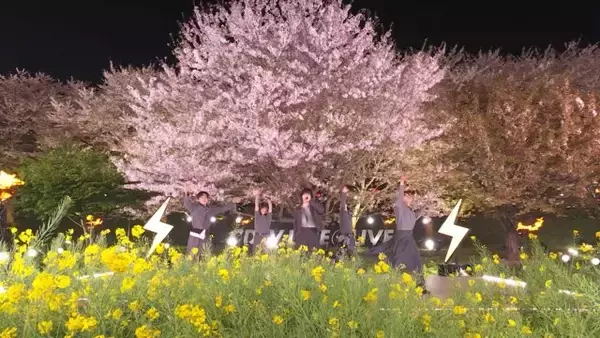 STARGLOW、「USOTSUKI」ライブ映像を期間限定公開　桜並木を舞台にエモーショナルなパフォーマンス