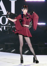 インフルエンサーゆりにゃ、ドームでランウェイ　真紅のドレスで魅了→「スタイルえぐすぎ神」「ほっっっそすぎん？」【関コレ】
