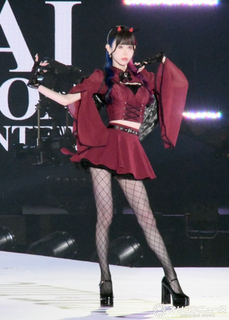 インフルエンサーゆりにゃ、ドームでランウェイ　真紅のドレスで魅了→「スタイルえぐすぎ神」「ほっっっそすぎん？」【関コレ】
