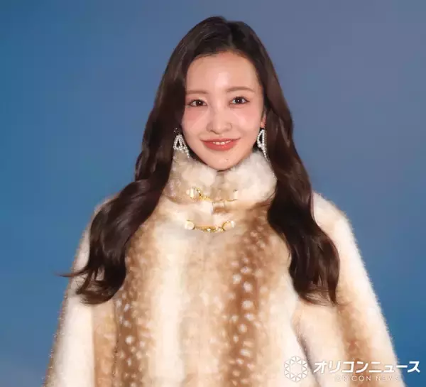 【ガルアワ】板野友美、ウィンクで会場の視線集める　揺らめくピアスで魅せる