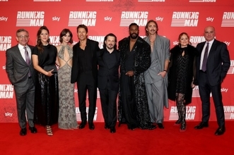 トム・クルーズ、グレン・パウエル主演『ランニング・マン』絶賛「笑って、ハラハラして、ポップコーン食べ過ぎた」