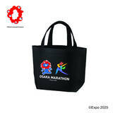 「『大阪マラソン』公式グッズ、先行販売開始　ミャクミャクコラボのナップサック＆トートバッグも【ラインナップ】」の画像1