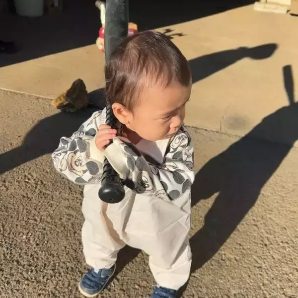 誰にも教わっていないはずなのに…1歳3ヵ月で初めてバットを握った瞬間の"構え"がプロ級「前世は野球人かな？」「スイッチヒッターですね」