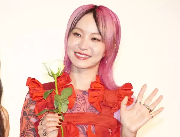 LiSA、着る毛布がお気に入り　観客入りコンサートリハでも着用