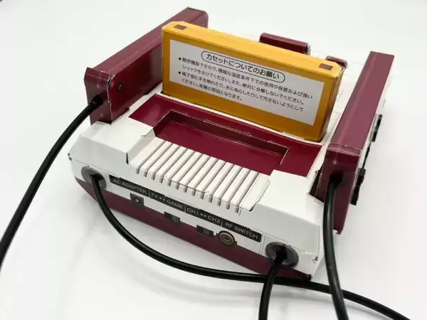 「「ファミコン四十年生」付録のペーパークラフト「実物大ファミコン」作ってみた」の画像