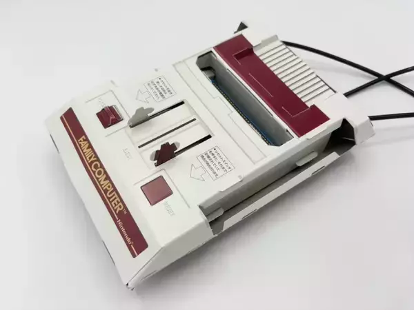 「「ファミコン四十年生」付録のペーパークラフト「実物大ファミコン」作ってみた」の画像