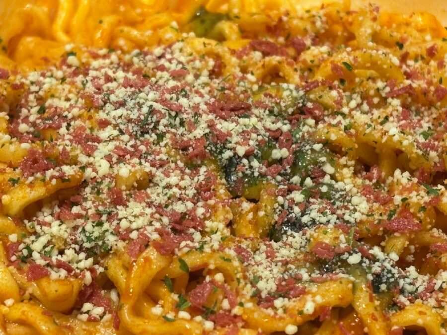 「これはピザか、焼そばか？」明星×ピザハットの新作焼そば「マルゲリータ味」を食べてみた